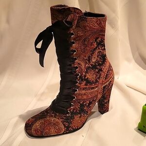 Paisley Print Victorian Lace up Boot in Size 5.5.